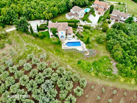 Luftaufnahme: Villa und Pool zwischen Olivenhainen