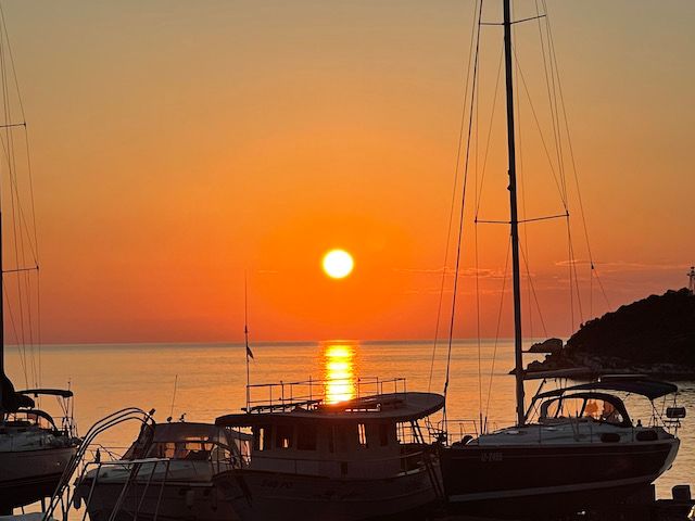 Sonnenuntergang über dem Meer in Istrien