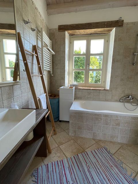 Badezimmer mit Badewanne