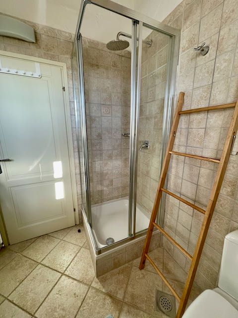 Badezimmer mit Dusche