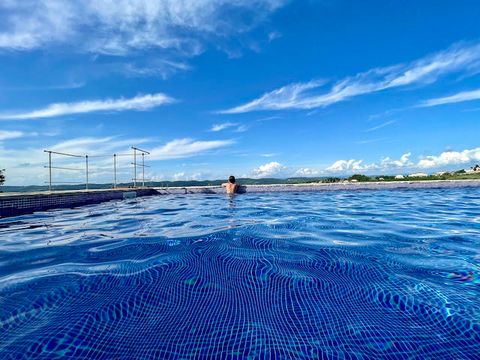Pool mit Blick in die Landschaft