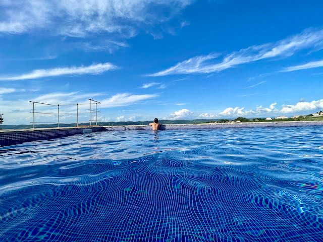 Salzwasserpool mit Blick in die istrische Landschaft