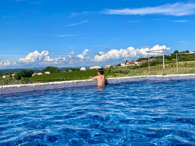 Der Pool der Villa Maslina im Abendlicht