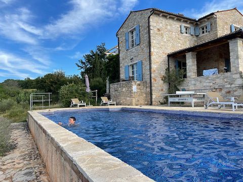 Pool mit Blick auf das Haus