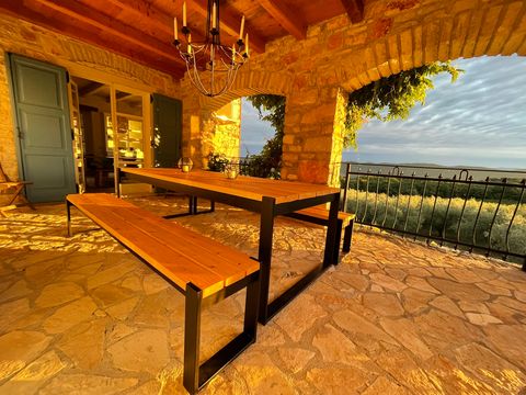 Überdachte Terrasse mit Esstisch